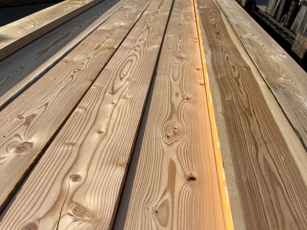 Kanadische Lärche Terrassendielen, 27*145 mm, glatt und geriffelt. B-Ware